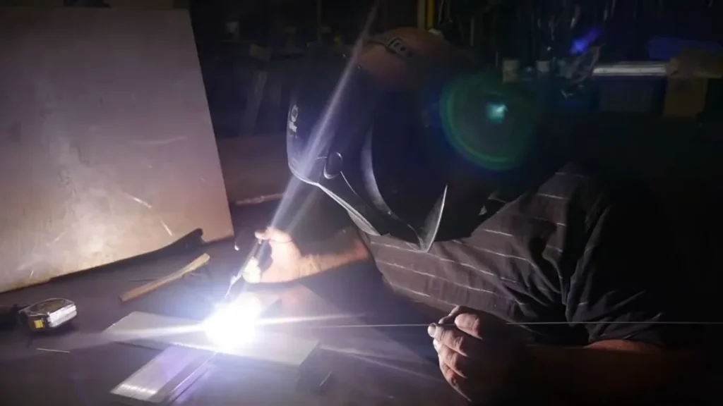 arc welding emitting ultraviolet radiation that causes sunburn